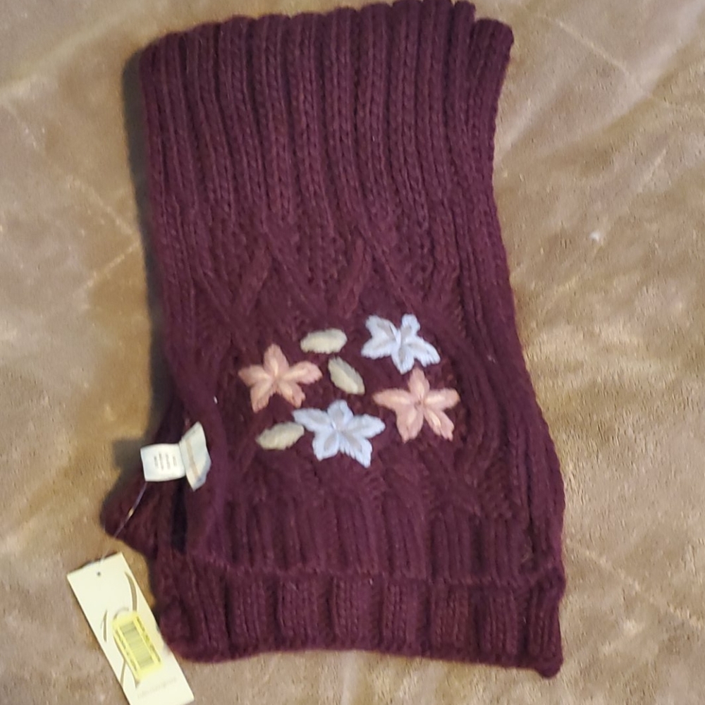 NWT Winter Knit Scarf Maroon Flowers